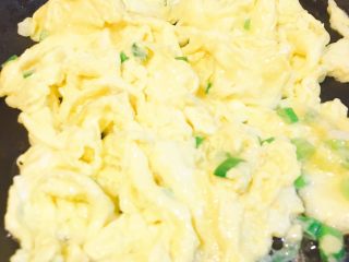 5、香肠炒饭,将蛋液倒入锅内,边倒边用筷子搅拌,直至蛋液不再流动即可