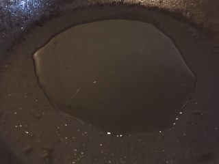 7、香肠炒饭,再向锅内放少许油