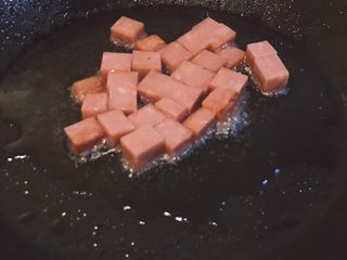 8、香肠炒饭,放香肠丁,炸30s