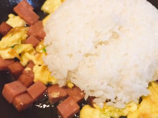 9、香肠炒饭,依次加入葱花蛋和米饭,翻炒30s