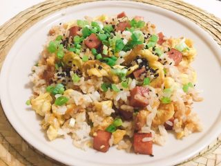 13、香肠炒饭,盛出,将少许黑芝麻和剩余的葱花撒在炒饭上