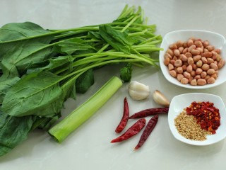 1、菠菜陈醋花生米,准备好所需食材
