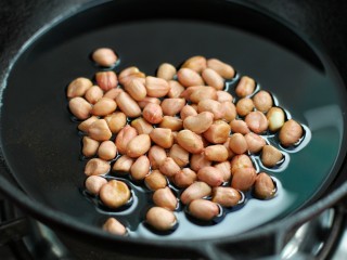2、菠菜陈醋花生米,冷锅冷油放入花生米小火炸制