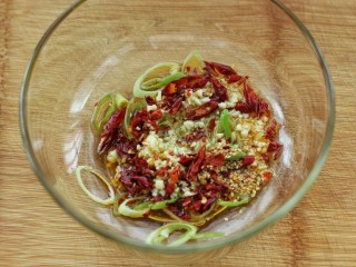 6、菠菜陈醋花生米,加热锅中炸花生米后的食用油，浇倒在所有食材上榨出香味