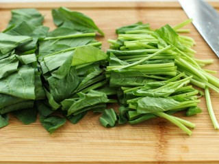 7、菠菜陈醋花生米,菠菜洗净后切长段