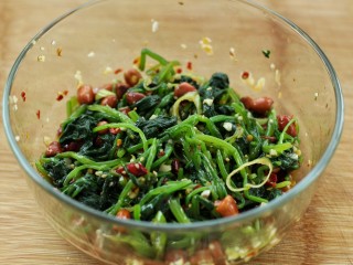 12、菠菜陈醋花生米,拌匀后装盘即可