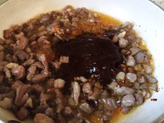 6、炸酱面,肉丁入油锅炒至变色,放黄豆酱炒出香味