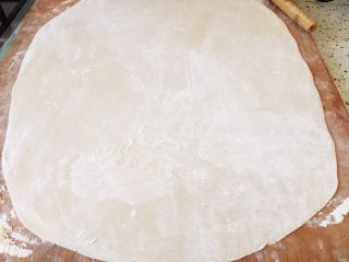 9、炸酱面,面团擀成面皮(薄厚根据个人喜好)