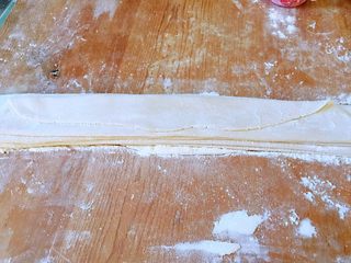 10、炸酱面,折扇子样折起,中间用面粉防粘