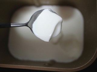 6、火龙果奶昔,做好的酸奶加入适量的糖粉搅拌均匀！然后送去冰箱冷藏四小时以上