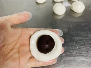 12、东北油炸糕,放入豆沙馅料。