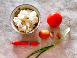 1、蒜香番茄鸡蛋泡炒饭,首先我们准备好所有食材