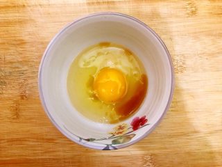 2、蒜香番茄鸡蛋泡炒饭,鸡蛋磕入碗内，入少许料酒
