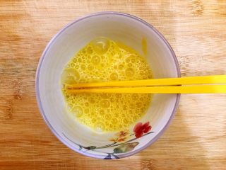 3、蒜香番茄鸡蛋泡炒饭,打散，备用