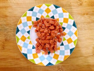 4、蒜香番茄鸡蛋泡炒饭,火腿肠去外包装，如图所示，切成小块，备用