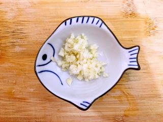 5、蒜香番茄鸡蛋泡炒饭,大蒜去皮洗净，如图所示，切成末，备用