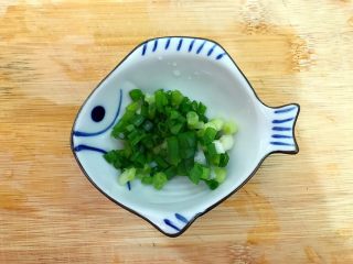 6、蒜香番茄鸡蛋泡炒饭,小葱洗净，如图所示，切圈，备用