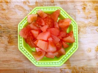 7、蒜香番茄鸡蛋泡炒饭,番茄去皮洗净，如图所示，切成小块，备用