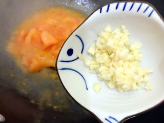 11、蒜香番茄鸡蛋泡炒饭,加入大蒜