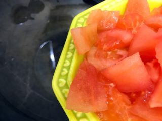 9、蒜香番茄鸡蛋泡炒饭,下番茄