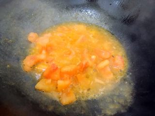 10、蒜香番茄鸡蛋泡炒饭,小火将番茄煸出沙（约摸一两分钟）