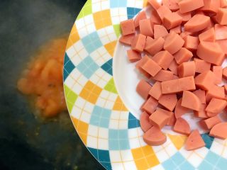 12、蒜香番茄鸡蛋泡炒饭,加入火腿肠