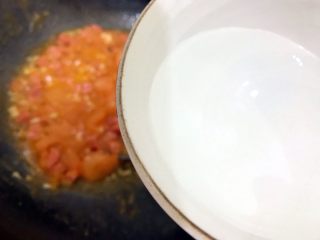 14、蒜香番茄鸡蛋泡炒饭,加入适量开水