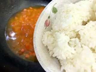 16、蒜香番茄鸡蛋泡炒饭,倒入米饭