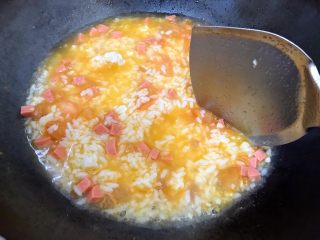 17、蒜香番茄鸡蛋泡炒饭,搅拌均匀