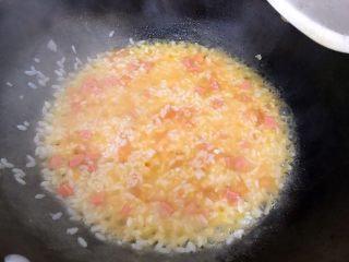 18、蒜香番茄鸡蛋泡炒饭,待锅内水煮开后