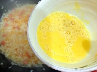 19、蒜香番茄鸡蛋泡炒饭,下鸡蛋液