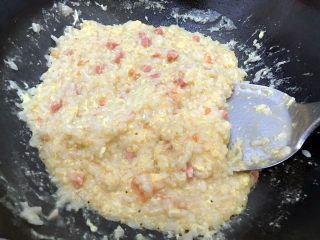 20、蒜香番茄鸡蛋泡炒饭,不停翻炒