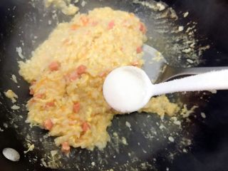 21、蒜香番茄鸡蛋泡炒饭,翻炒至汤汁收紧，加一小勺细盐