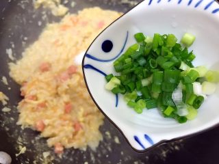 22、蒜香番茄鸡蛋泡炒饭,加入小葱，翻炒均匀，即可