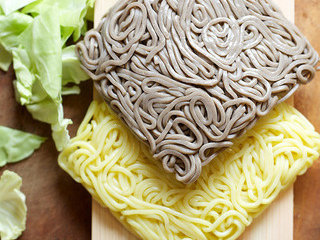 2、炒面,若使用熟面，焯水2分钟后立即过冷水并控干，拌入1大勺葵花籽油并小心打散待用