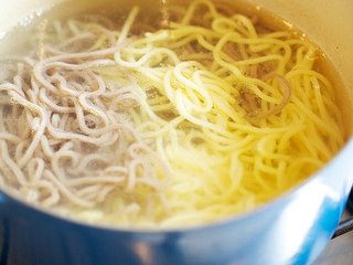 3、炒面,若使用生压面，可将面蒸熟后同样拌入油打散待用