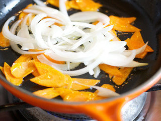 5、炒面,放入洋葱一同翻炒，中火加热，直至洋葱软嫩但不变色