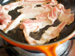 7、炒面,将锅子升高至中高温，油略微起烟，放入五花肉煎至金黄色且出香浓郁，油脂释放