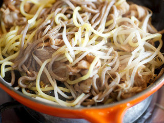 9、炒面,让猪肉的油脂均匀裹覆面条表面