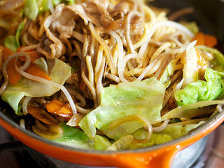 11、炒面,将炒好的蔬菜放回锅内，最后盐调味，回热即出锅