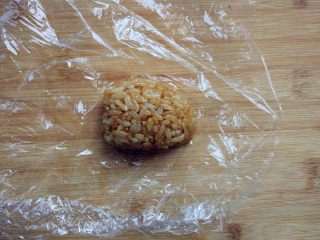 12、“属”于你—卡通儿童餐,取适量酱油炒饭,放入保鲜膜中,捏出小鼠头部的形状