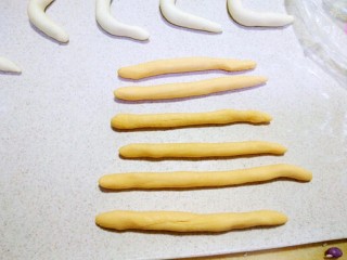 11、花样馒头~小蜗牛馒头,分别搓成细长的长条