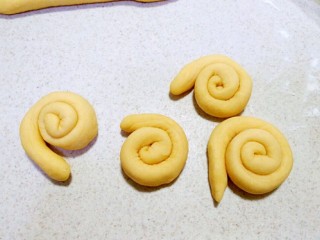 12、花样馒头~小蜗牛馒头,然后从一头卷起成蜗牛的身体