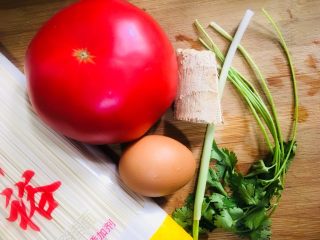 1、西红柿鸡蛋面,准备所需食材