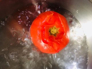 4、西红柿鸡蛋面,放入西红柿焯烫一下