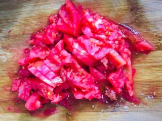 6、西红柿鸡蛋面,切成小块备用