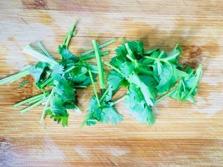 7、西红柿鸡蛋面,香菜洗净切成小段