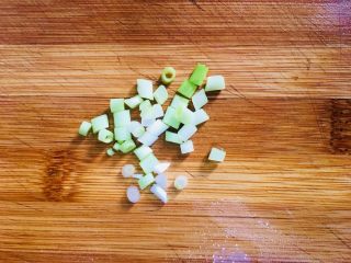 8、西红柿鸡蛋面,葱白洗净切成葱花