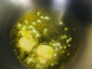 11、西红柿鸡蛋面,放入葱姜爆香