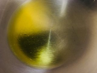 10、西红柿鸡蛋面,热锅放油